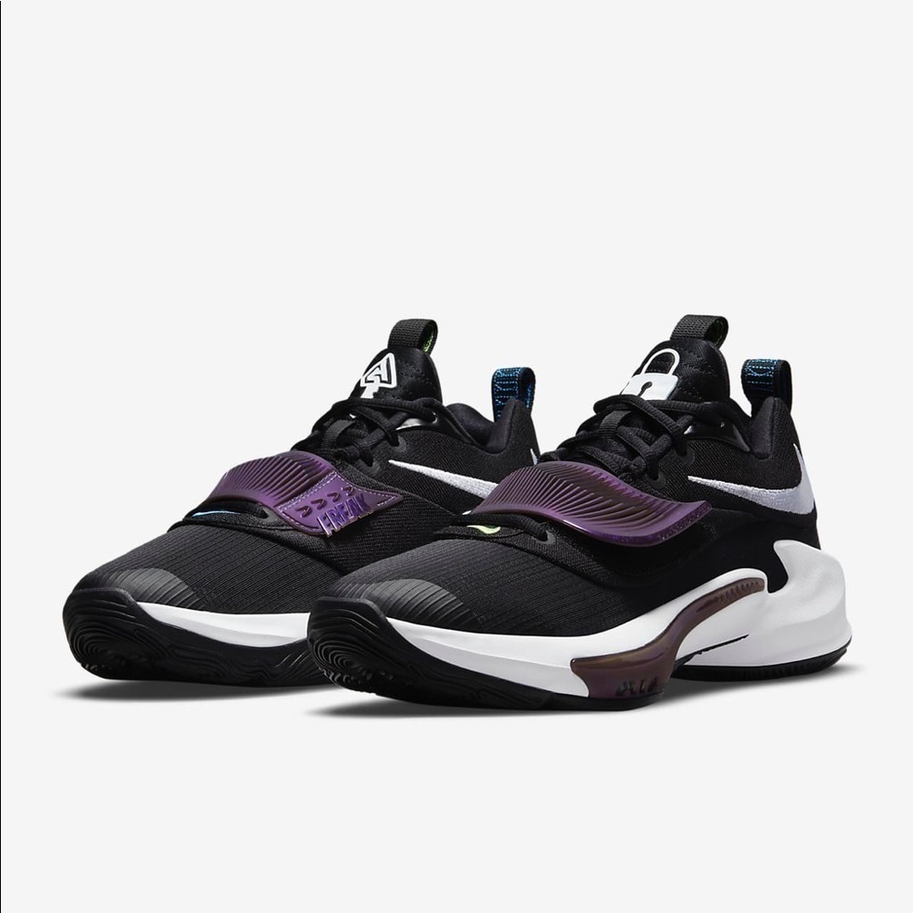 Zoom Freak 3
Basketball Shoes